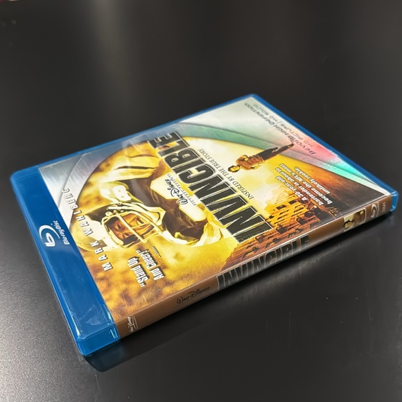 Invincible - Blu-ray - Picture 3 of 5